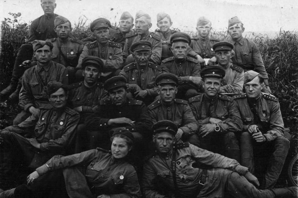9 августа 1943 года. Фото сделано после разгрома немцев в районе поселка Поныри. Во втором ряду третий справа – Андрей Бульба, четвертый – его командир, подполковник Кяргин.