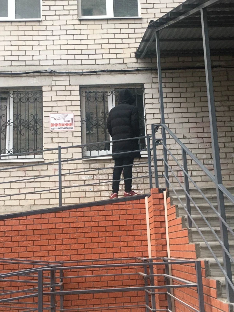 Окно Дмитрия Кузнецова открыто для нескромных взглядов.
