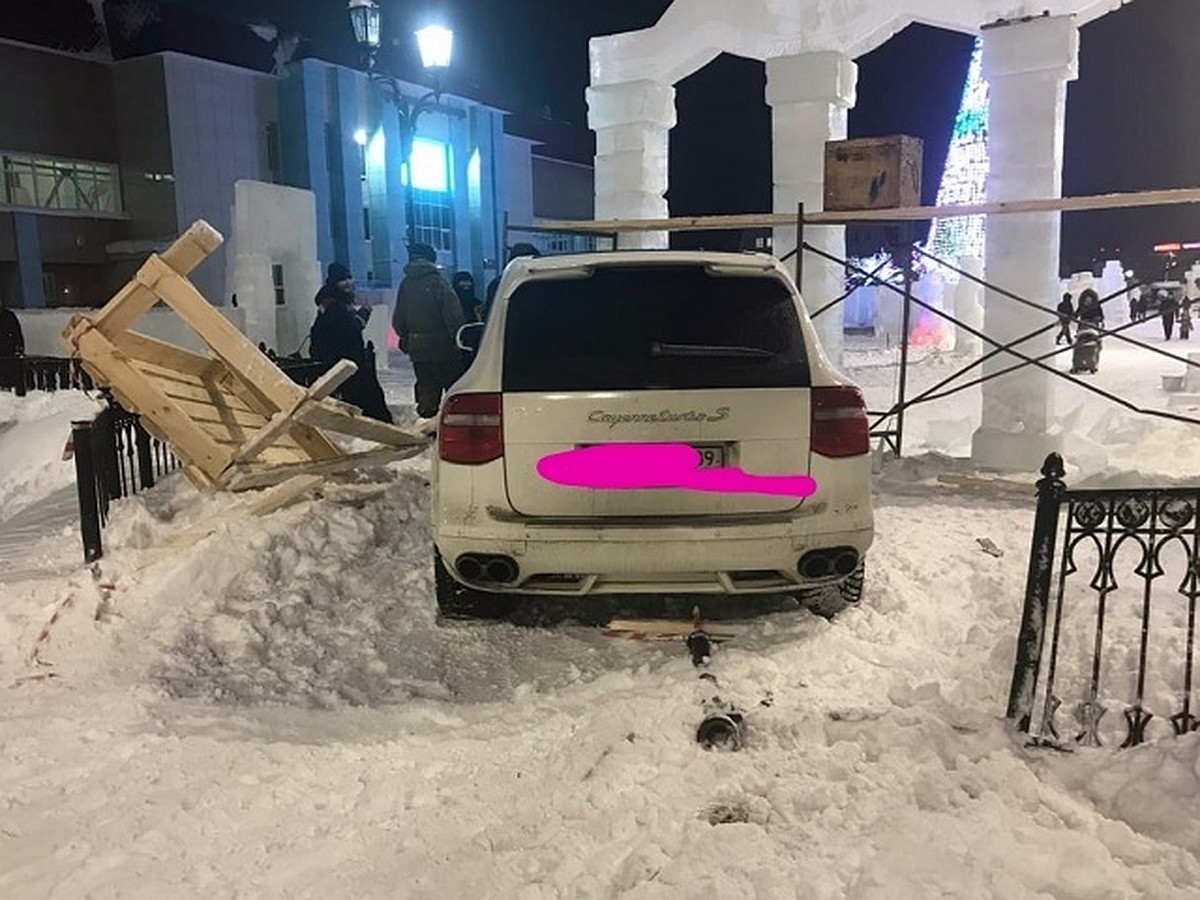 Новости тарко сале на сегодняшний. Тарко Сале ледяной городок. Тарко-Сале Ледовый городок 2020. Тарко Сале Ледовый городок 2021. Ледовый в Тарко-Сале.