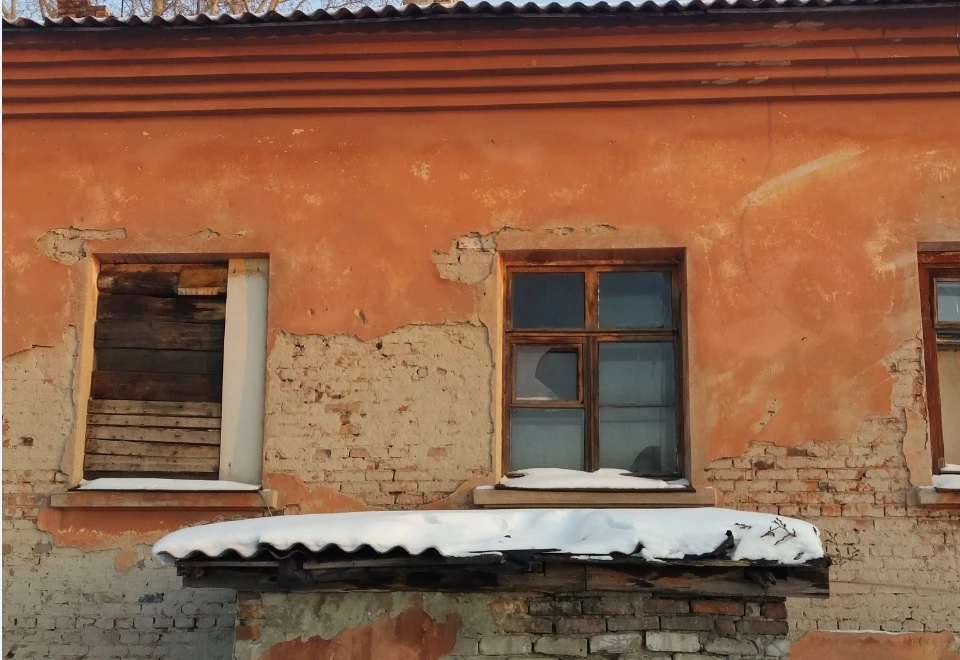 Разваливающийся дом. Фото: жильцов