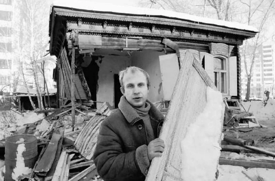 Вячеслав у развали своего дома в 2005-м году. Фото: из личного архива героя публикации.