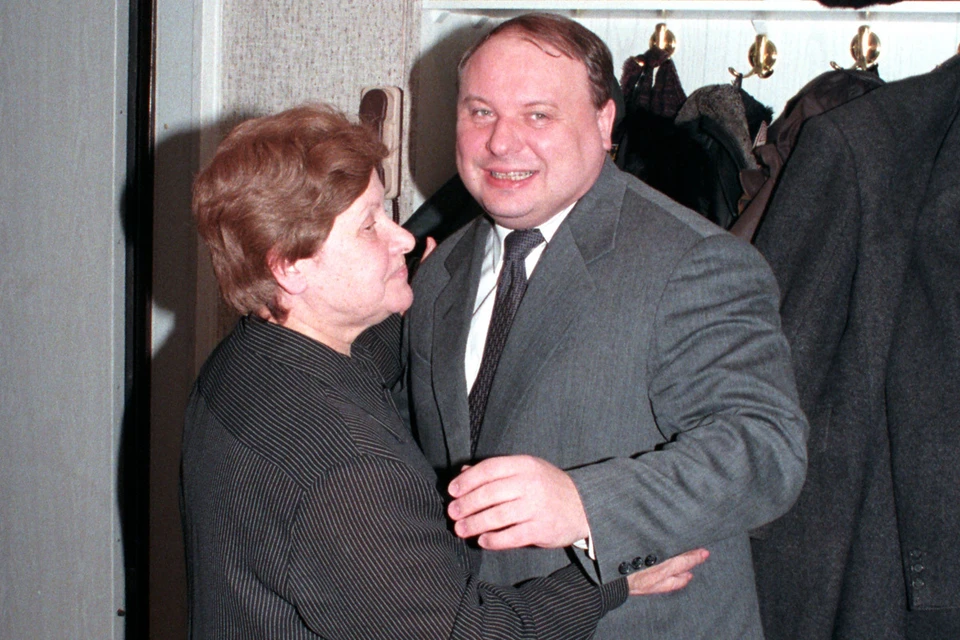 Егор Гайдар с мамой Ариадной, 90-е годы.