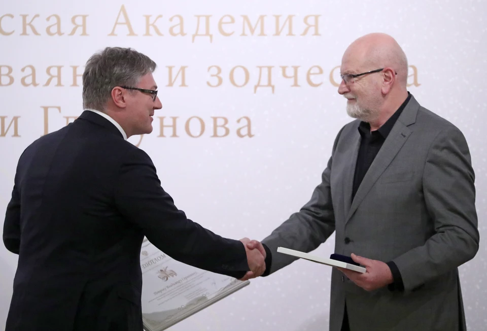 Владимир Петров (справа) получил премию в номинации «Театральное искусство».