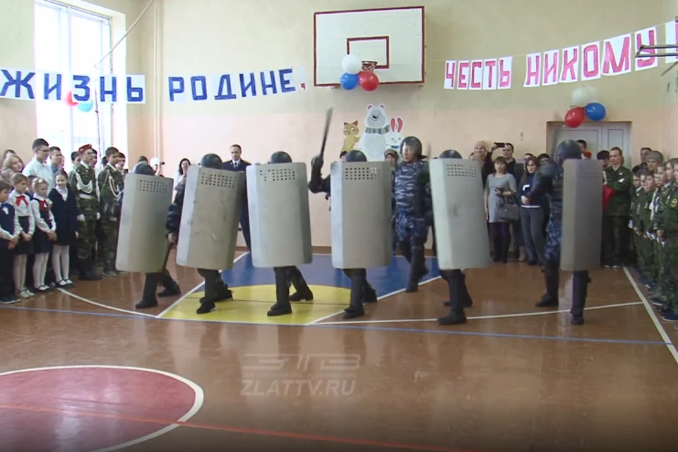 В праздничной тишине над головами фсиновцев свистела дубинка. Фото: ЗлатТВ.