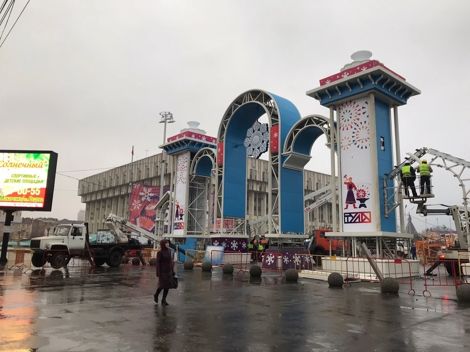 В Туле начали устанавливать новогоднюю арку