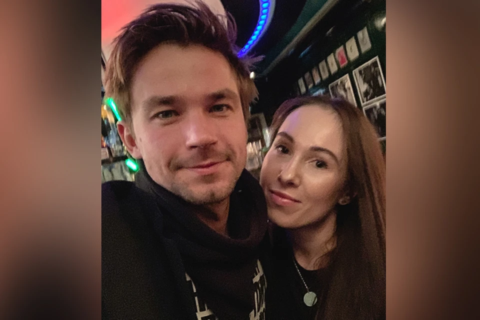 Первым делом Ирина Тимушкова сфотографировалась на память с Александром Петровым.