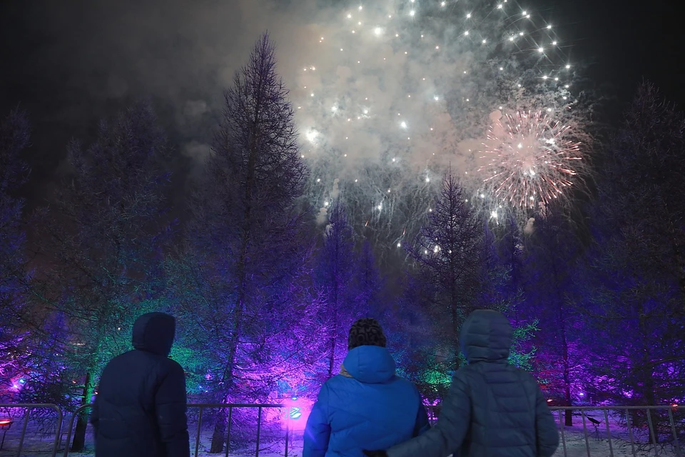 Главная елка Красноярска откроется сегодня с фейерверком.