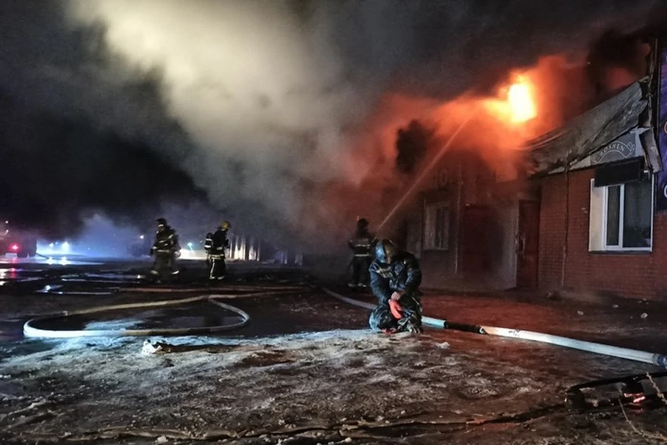 Накануне профессионального праздника пожарные в Абакане всю ночь тушили торговую базу. Фото: ГУ МЧС России по Республике Хакасия