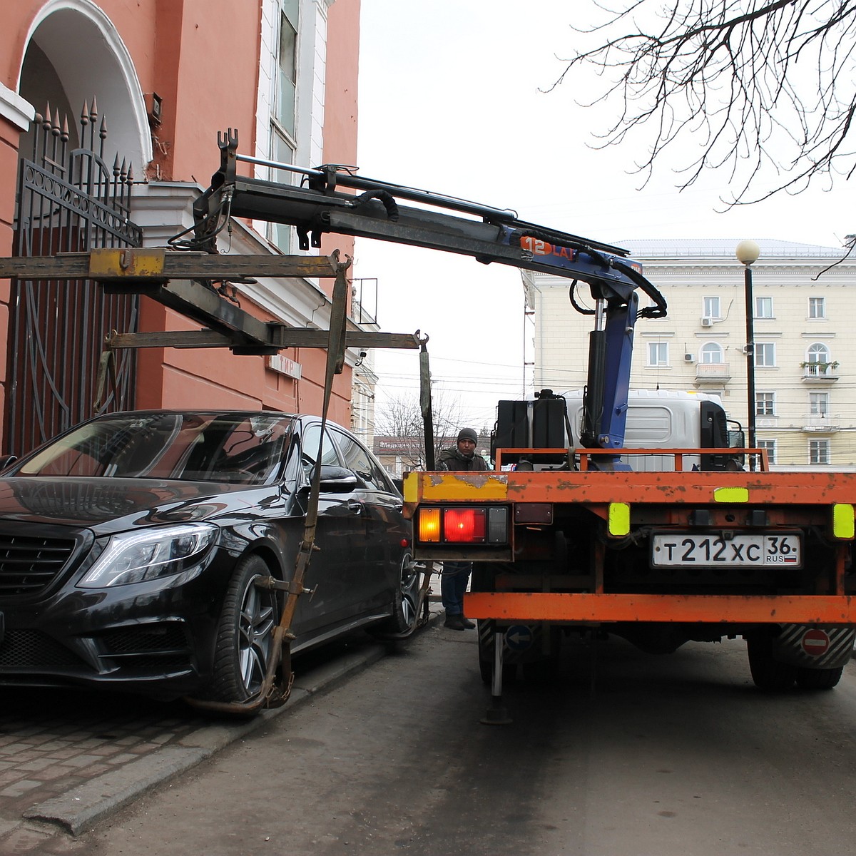 Воронежские эвакуаторы увозили автомобили с детьми и домашними животными -  KP.RU