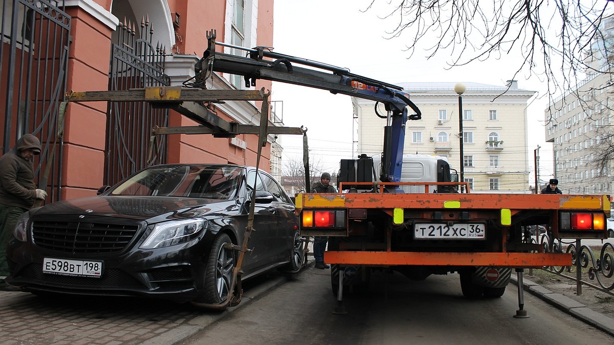 Воронежские эвакуаторы увозили автомобили с детьми и домашними животными -  KP.RU