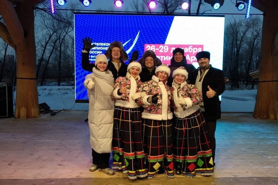 В Красноярске артисты продолжают давать концерты без зрителей в 30-градусный мороз. Фото: страница Михаила Кириллова в соцсети