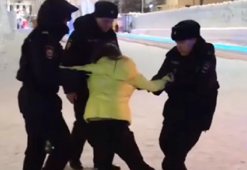 Девушку отвели в отделение и выписали штраф. Фото: скрин с видео "Инцидент Екатеринбург"