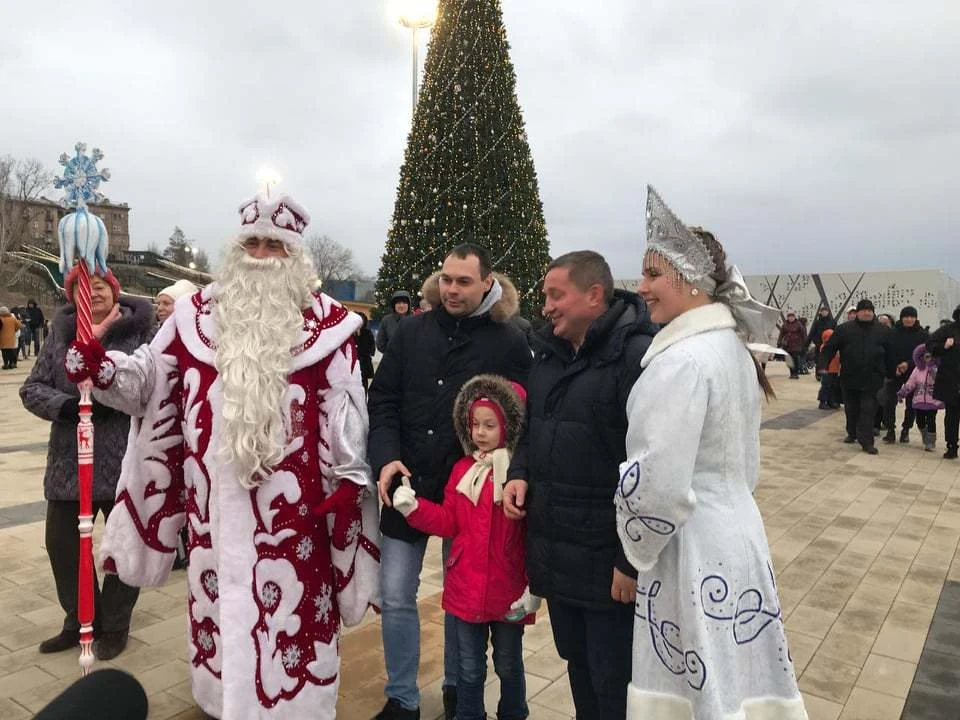 Губернатор пообщался с волгоградцами у главной елки. Фото: администрация Волгоградской области