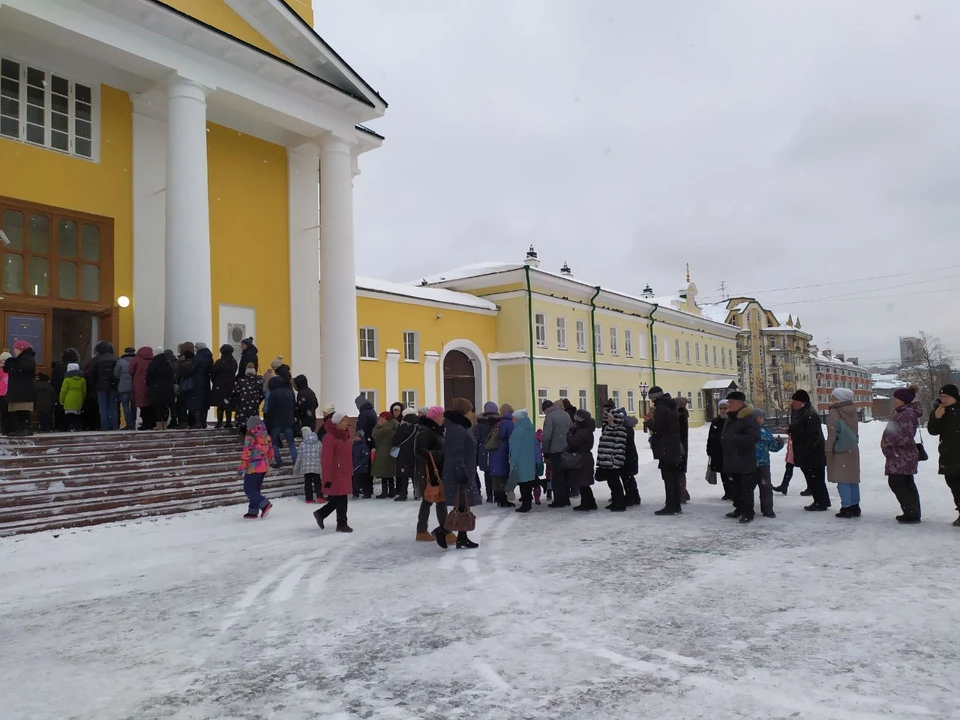 В очереди стоят десятки человек