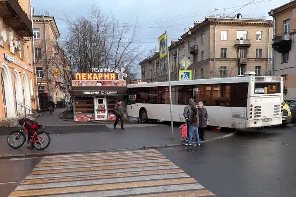 Водителю автобуса внезапно стало плохо и он въехал в пекарню. Фото: vk.com/spb_today