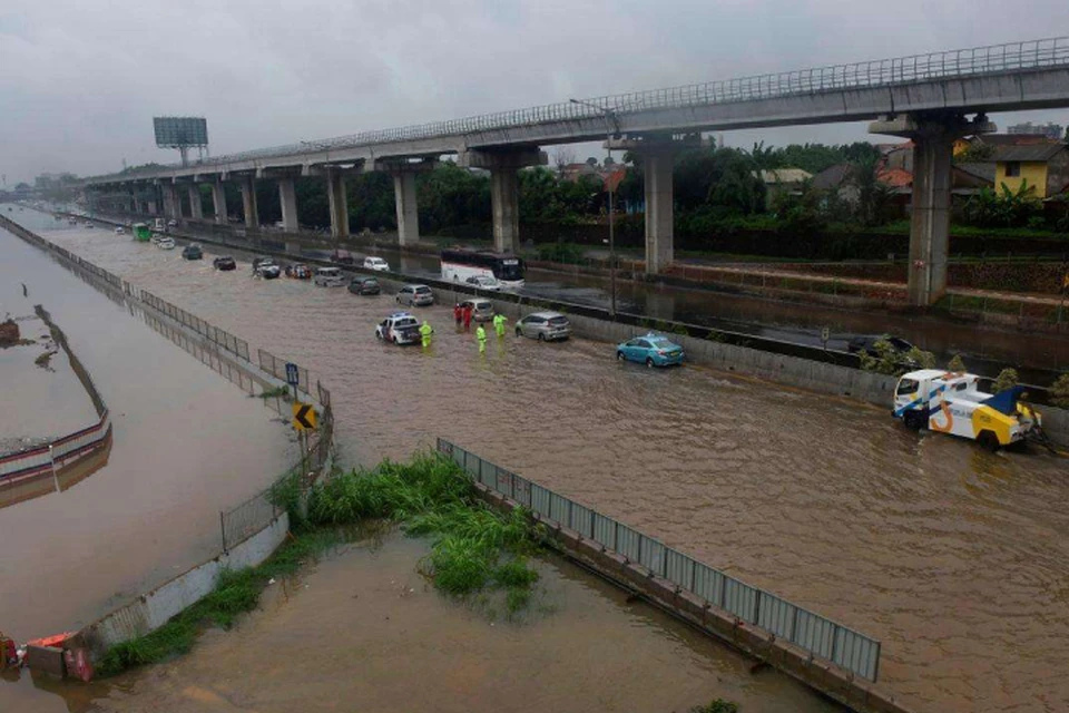 Число погибших в результате наводнения в Индонезии увеличилось до 43 человек