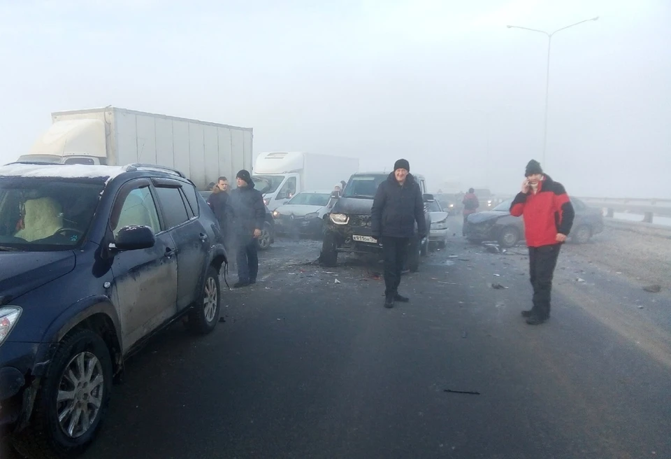 На месте аварии образовалась пробка. Фото из группы "ЧП Кунгур" "ВКонтакте"