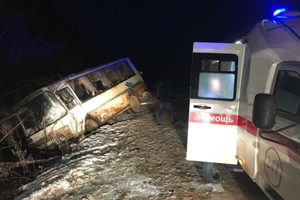 Сила удара была такова, что автобус отбросило в кювет. Фото: ГУ МЧС России по Тверской области