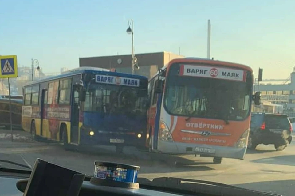 Автобусы маршрута номер 60 «Варяг - Маяк» рассекали по городским дорогам. Фото: svodka25