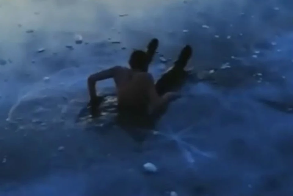 «Мы за ним не полезем»: турист из Москвы провалился под лед на Байкале и тонул, а друзья снимали это на камеру. Фото: "Весь Улан-Удэ".