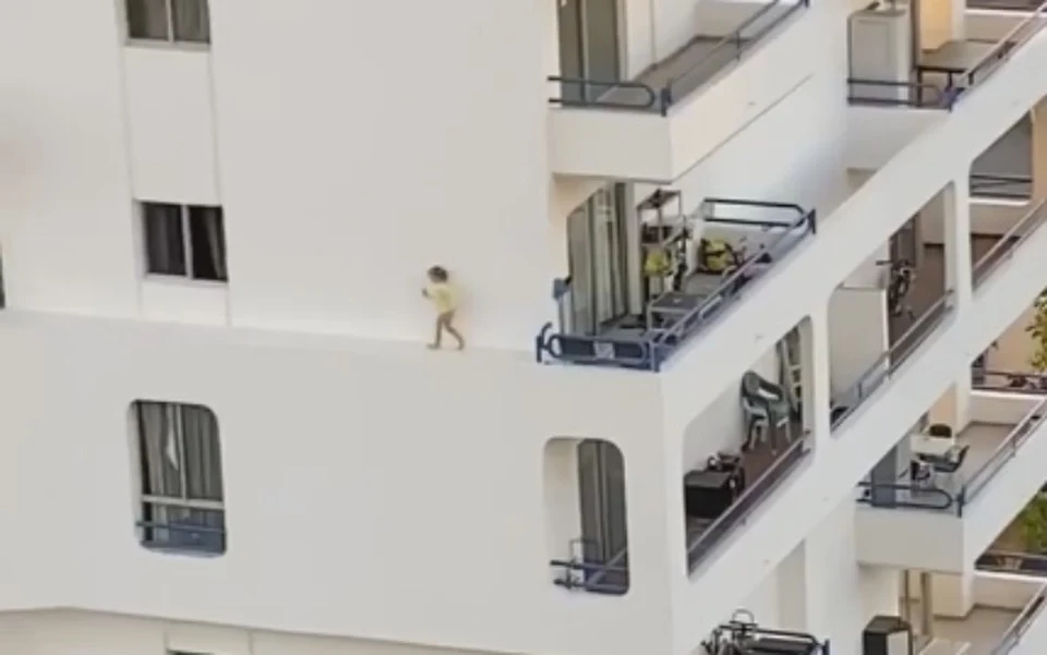Гуляющую по карнизу пятого этажа девочку сняли на видео