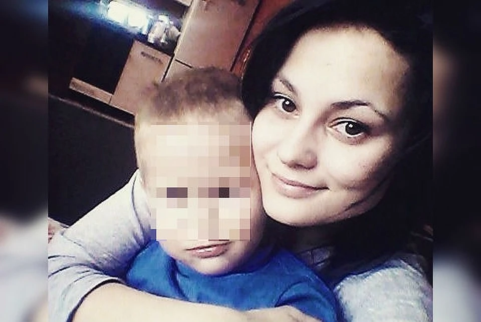 Все эти девять дней дома ее ждали двое детей.