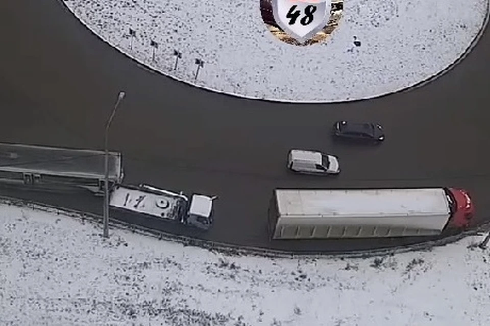 В Липецке автобус протаранил манипулятор, а тот врезался в фуру