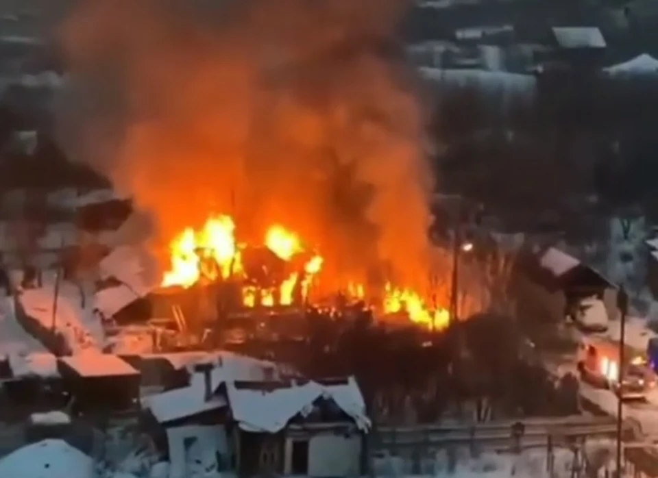 Пламя полностью охватило частный дом и надворные постройки ранним утром 11 января