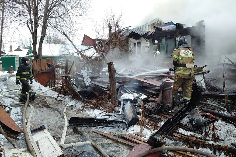 Во время тушения огня пожарные обнаружили несколько опасных находок