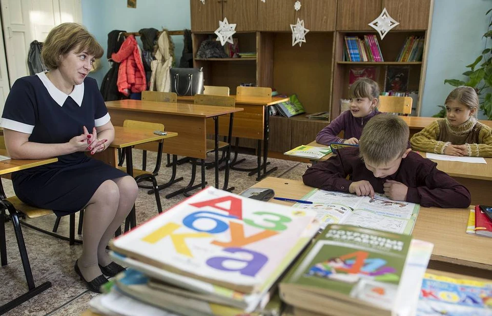 Стать «земским учителем» смогут педагоги в возрасте не старше 55 лет.