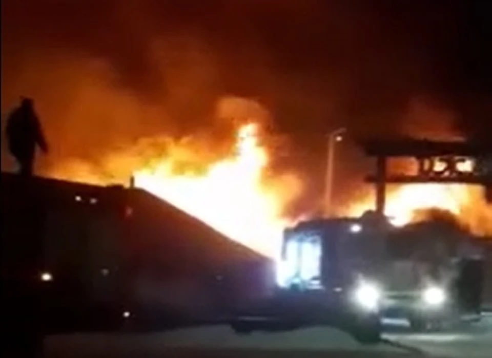 Огонь и дым от пожара было видно за несколько километров