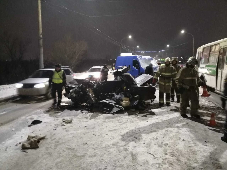 Водителя легковушки спасатели вырезали из салона.
