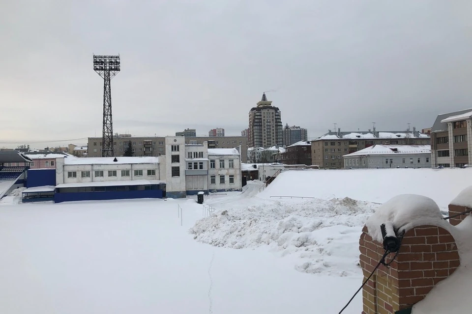 Снег на стадионе