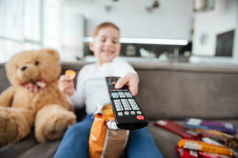 Роспотребнадзор выпустил памятку для родителей о том, как детям можно смотреть телевизор
