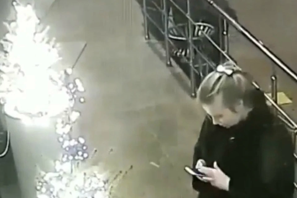 Женщин просят возвратить гирлянду в кафе. Фото: скриншот видео