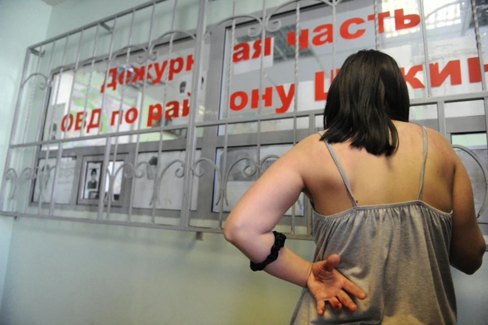 Женщина боялась обращаться в полицию, боясь что бывший сожитель ее убьет.