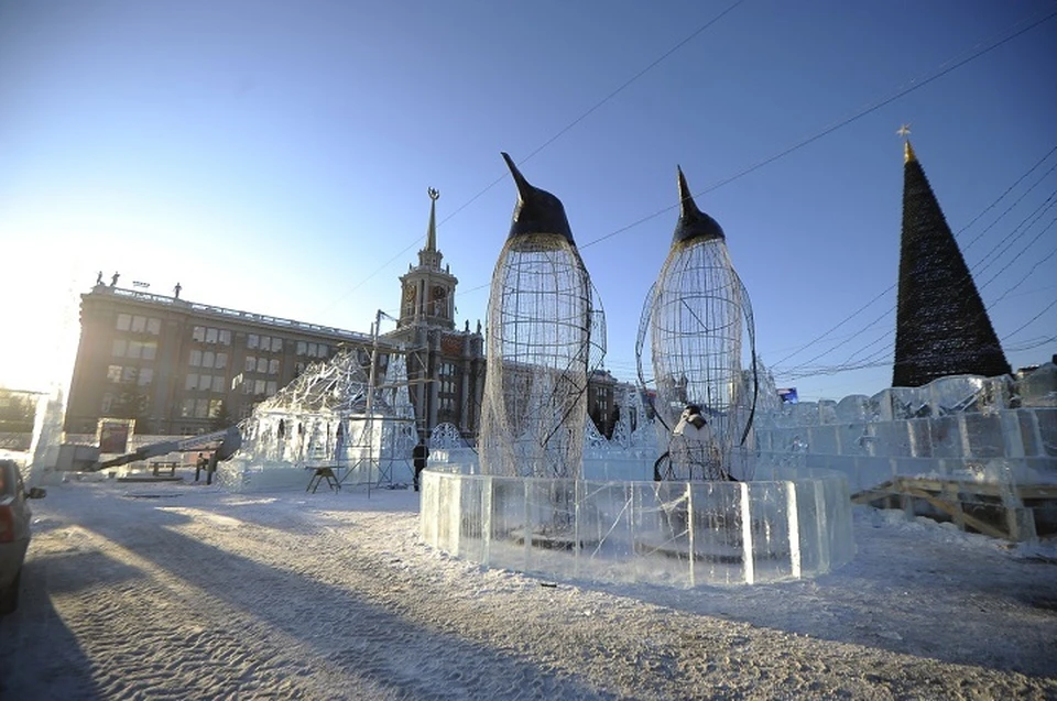 Ледовый городок посвящен открытию "Антарктиды".