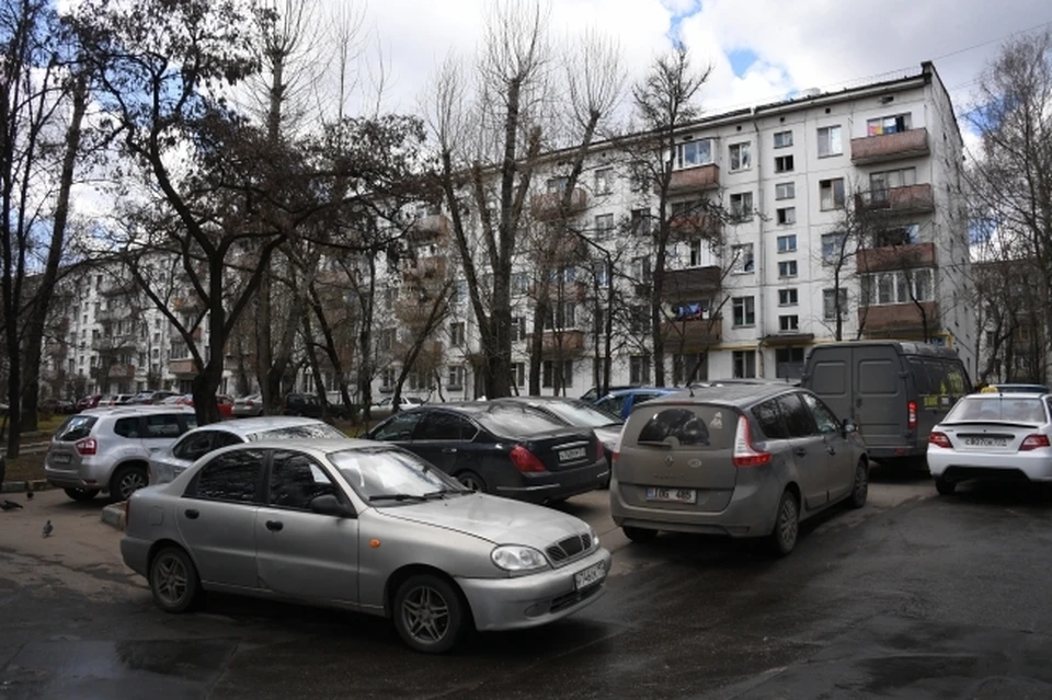 В Челябинске стало модным огораживать дворы от чужаков.