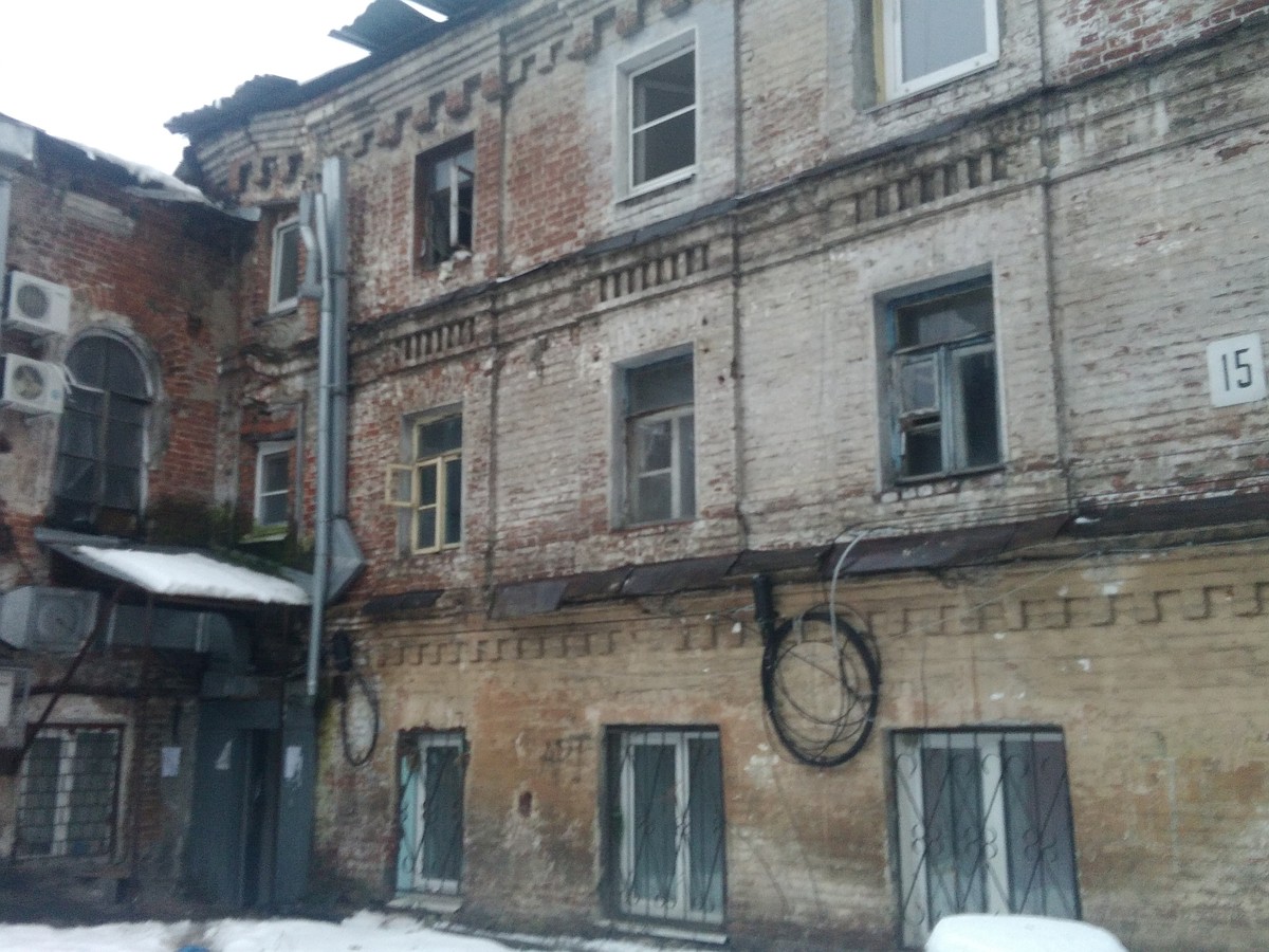 В неопознанном доме в центре Нижнего Новгорода люди живут без отопления и  под постоянной угрозой обрушения - KP.RU