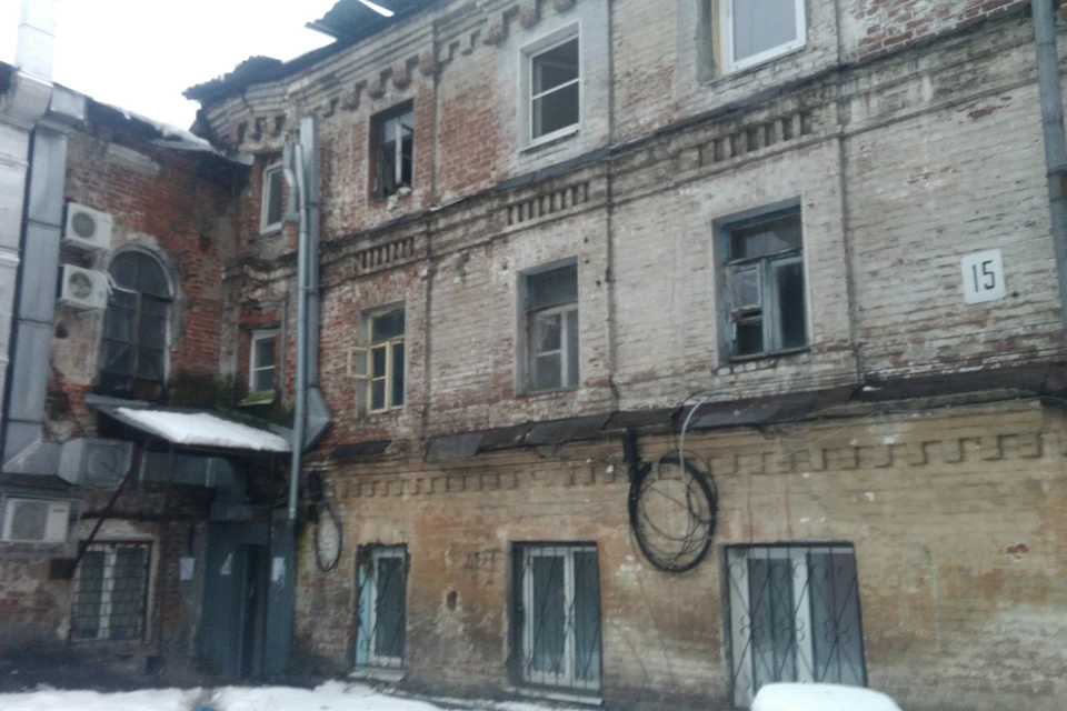 В неопознанном доме в центре Нижнего Новгорода люди живут без отопления и под постоянной угрозой обрушения