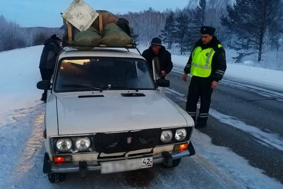 В Кузбассе полицейские спасли замерзающую на трассе семью. Фото: ГУ МВД по Кемеровской области