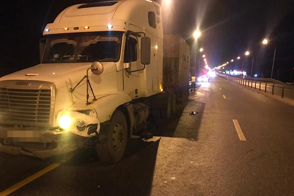 Водитель грузовика не учел дорожные условия и наехал на стоящий автомобиль Фото: УГИБДД России по Тверской области