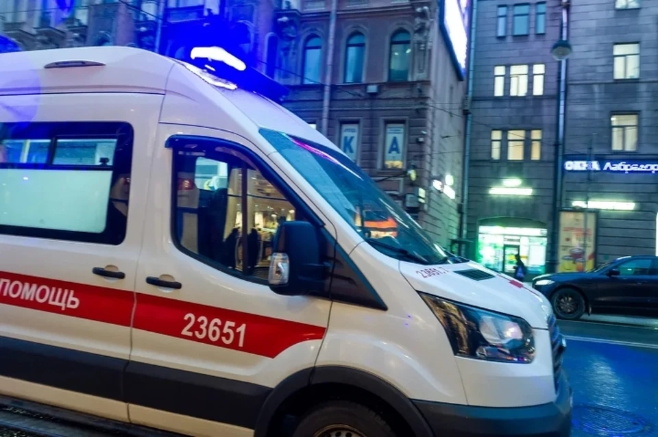 В Выборгском районе родители не углядели за своим трехлетним сыном, который упал на улицу из окна второго этажа.