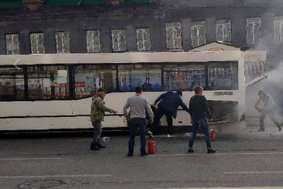 Пассажиры выбежали из автобуса. Фото: vk "Ростов Главный"