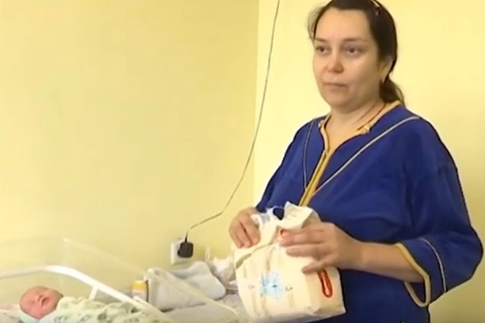Роженица из Краматорска Юлия рассказала, что очень рассчитывала на «пакет малыша», но так и не дождалась. Фото: youtube.com/ТК«Донбасс»