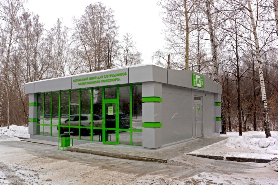 Водители тюменских автобусов между рейсами отдыхают в кресле и с телевизором.