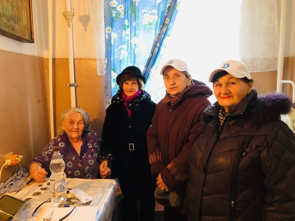 Волонтеры Алексеевки доставили освященную воду маломобильным гражданам. Фото пресс-службы администрации Алексеевского городского округа