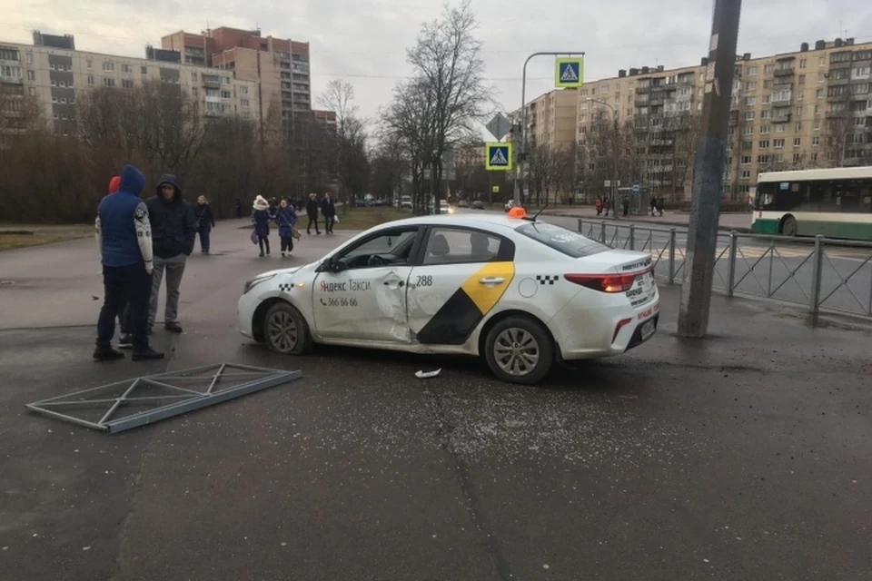 На перекрестке улиц Купчинской и Олеко Дундича такси вылетело на тротуар. Фото: vk.com/spb_today