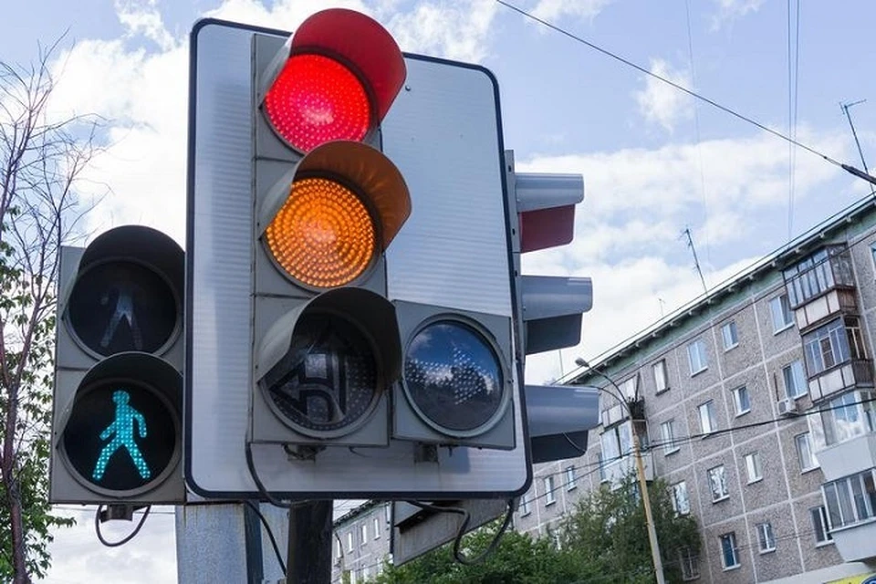 «Умные» светофоры будут самостоятельно регулировать движение на дорогах, устройства прогнозируют оптимальный для водителей режим.
