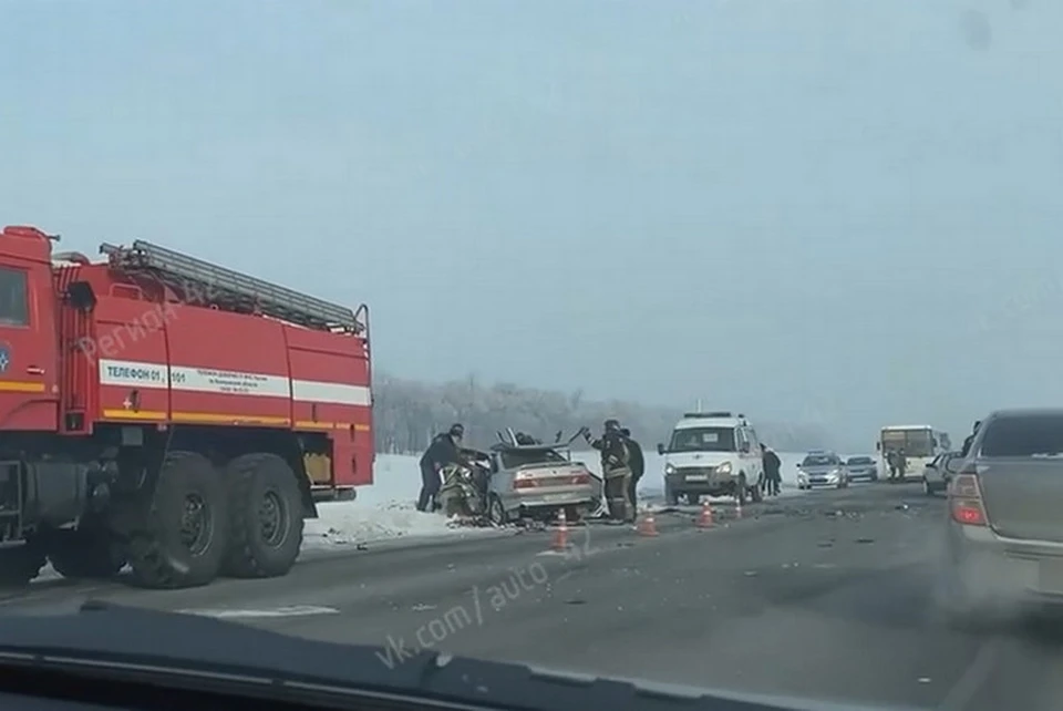 Двое погибших и двое пострадавших: на кузбасской трассе столкнулись три автомобиля. ФОТО: кадр видео vk.com, "Регион 42"